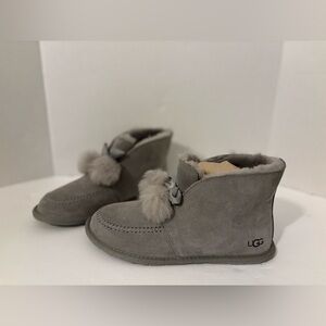 NWOT UGG Kallen Suede Pom Pom Genuine Shearling Line Ankle Bootie Gray Sz:6